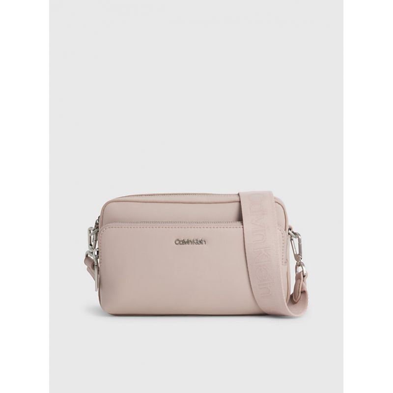 Sac Travers CK Must en Synthétique - Calvin Klein Sac Travers CK Must en Synthétique - Calvin Klein